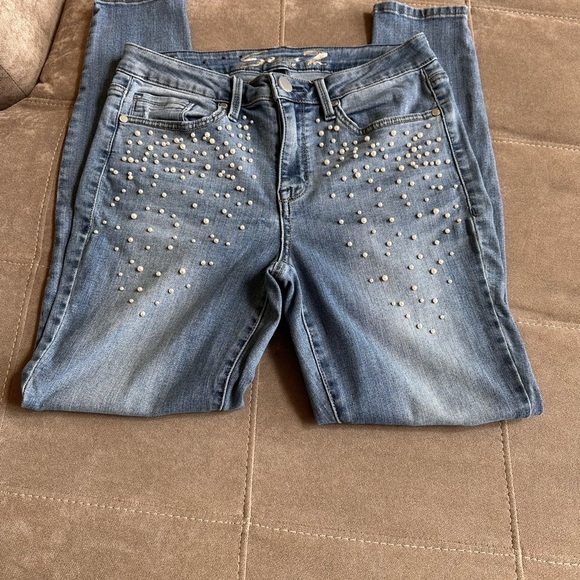 Seven7 Denim - Seven7 Blue Skinny Jeans with Elegant Pearl Details